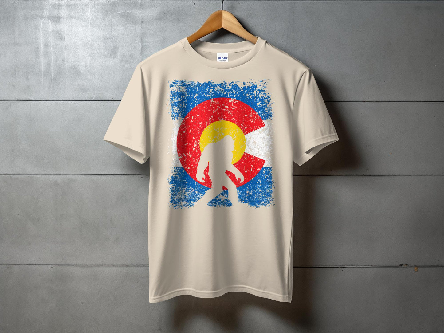 Bigfoot Colorado Flag Rustic Design T-Shirt