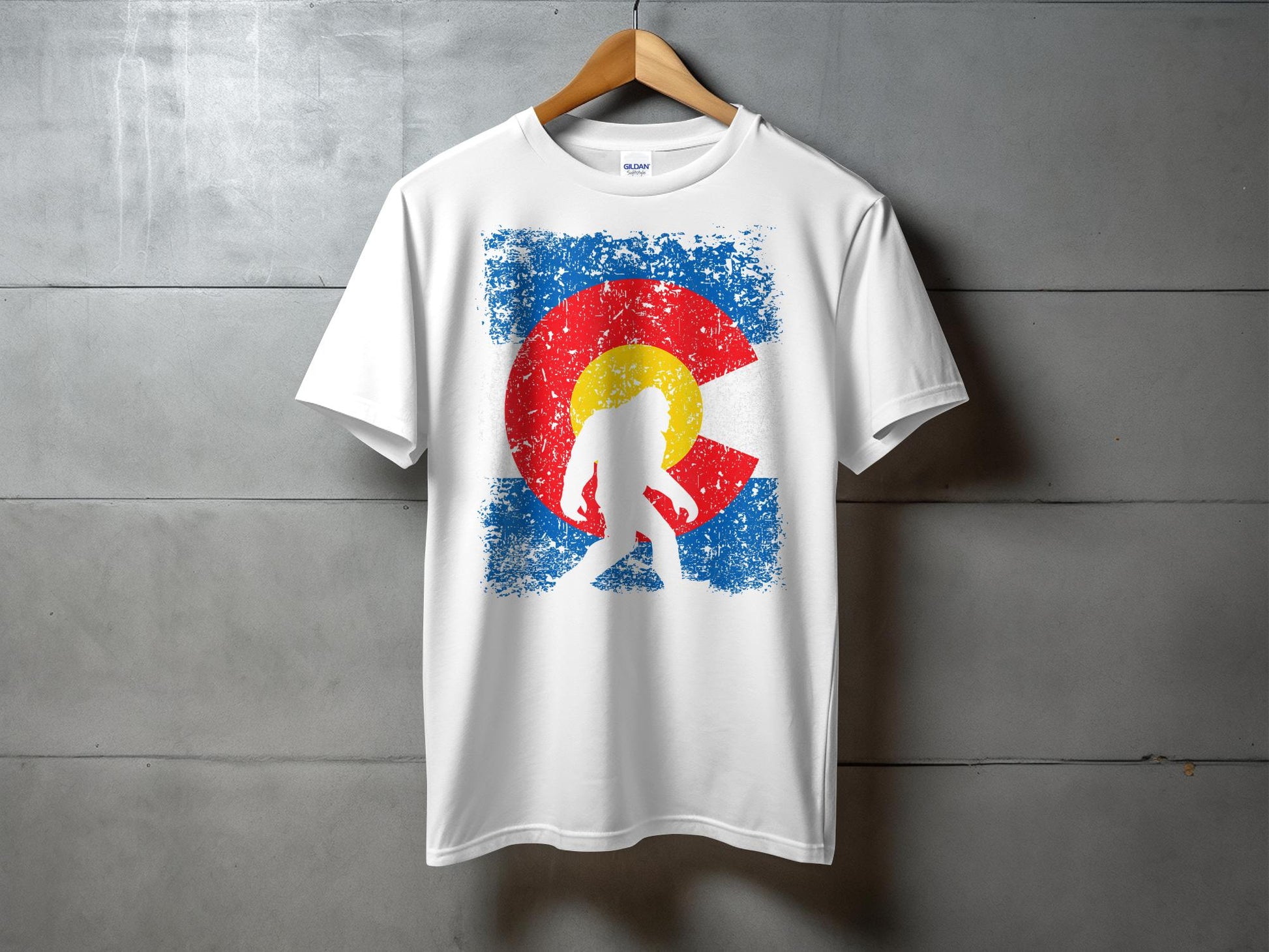 Bigfoot Colorado Flag Rustic Design T-Shirt