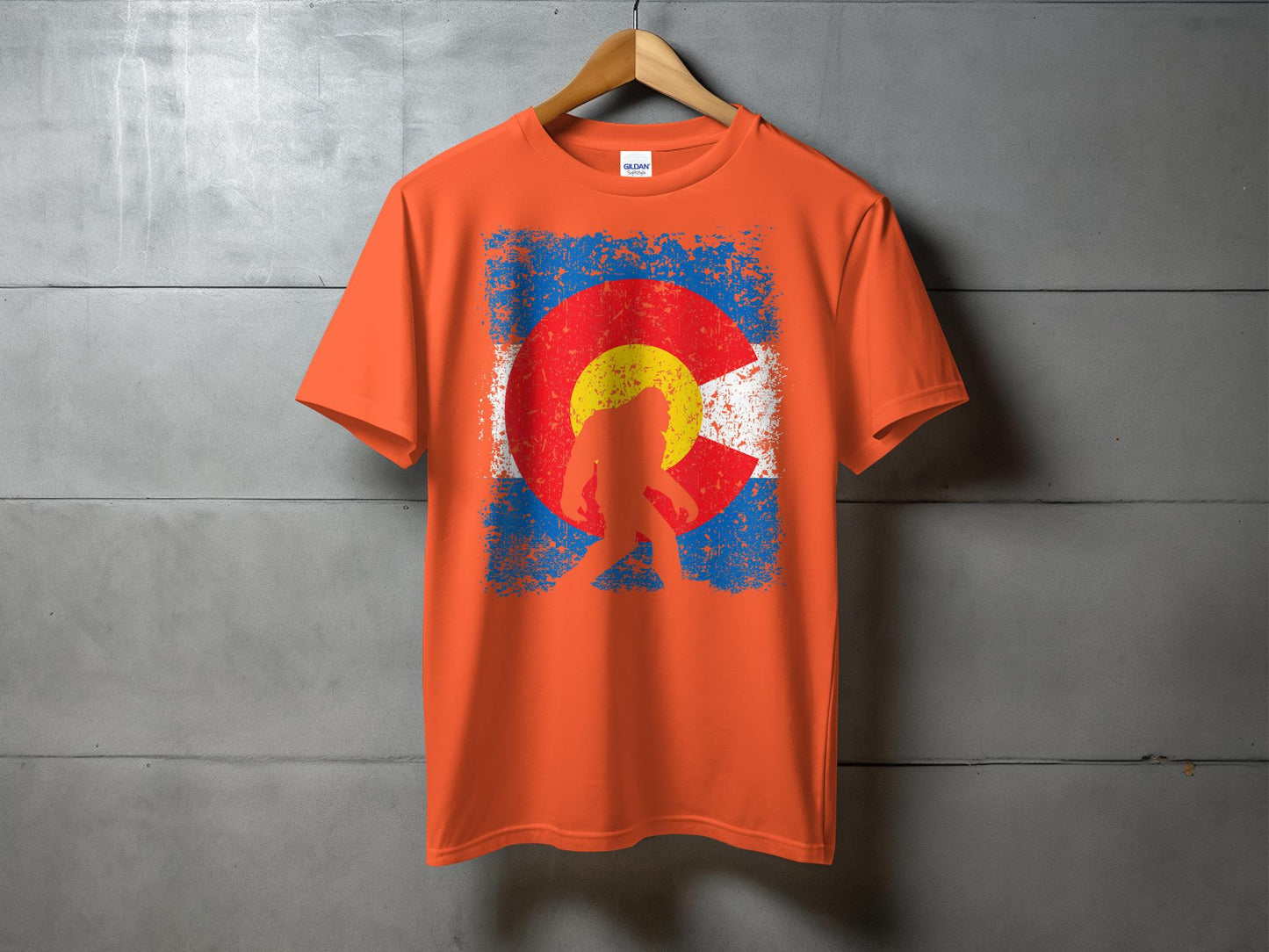 Bigfoot Colorado Flag Rustic Design T-Shirt